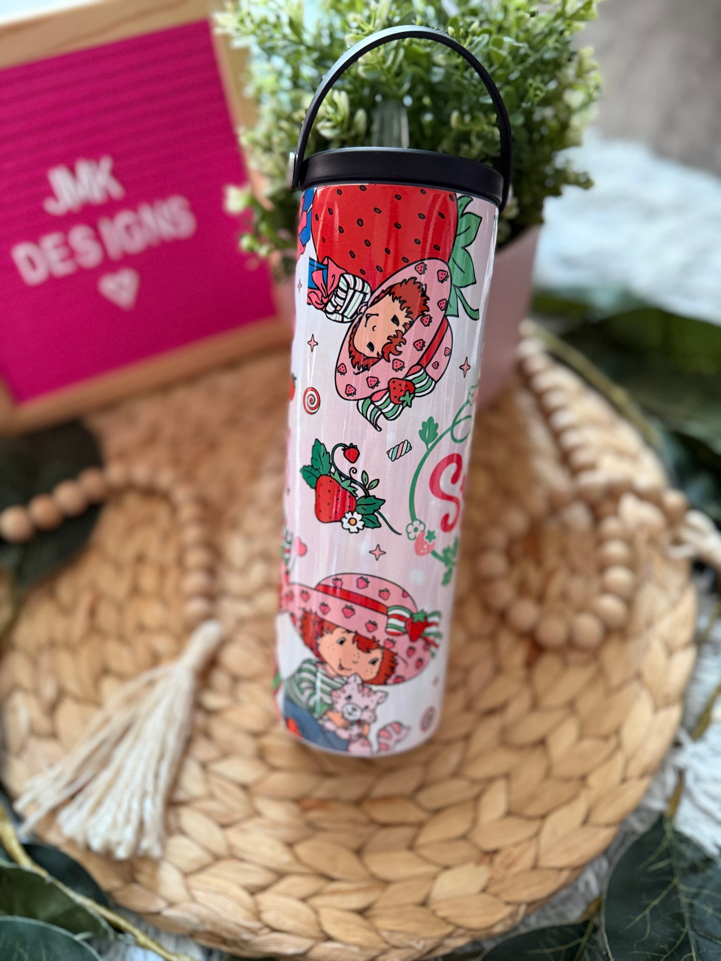 🍓 Sweet & Stylish! 🍓
Sip in style with this adorable Strawberry tumbler! Perfect for keeping your drinks cold (or hot!) while adding a pop of nostalgic charm to your day. 💕