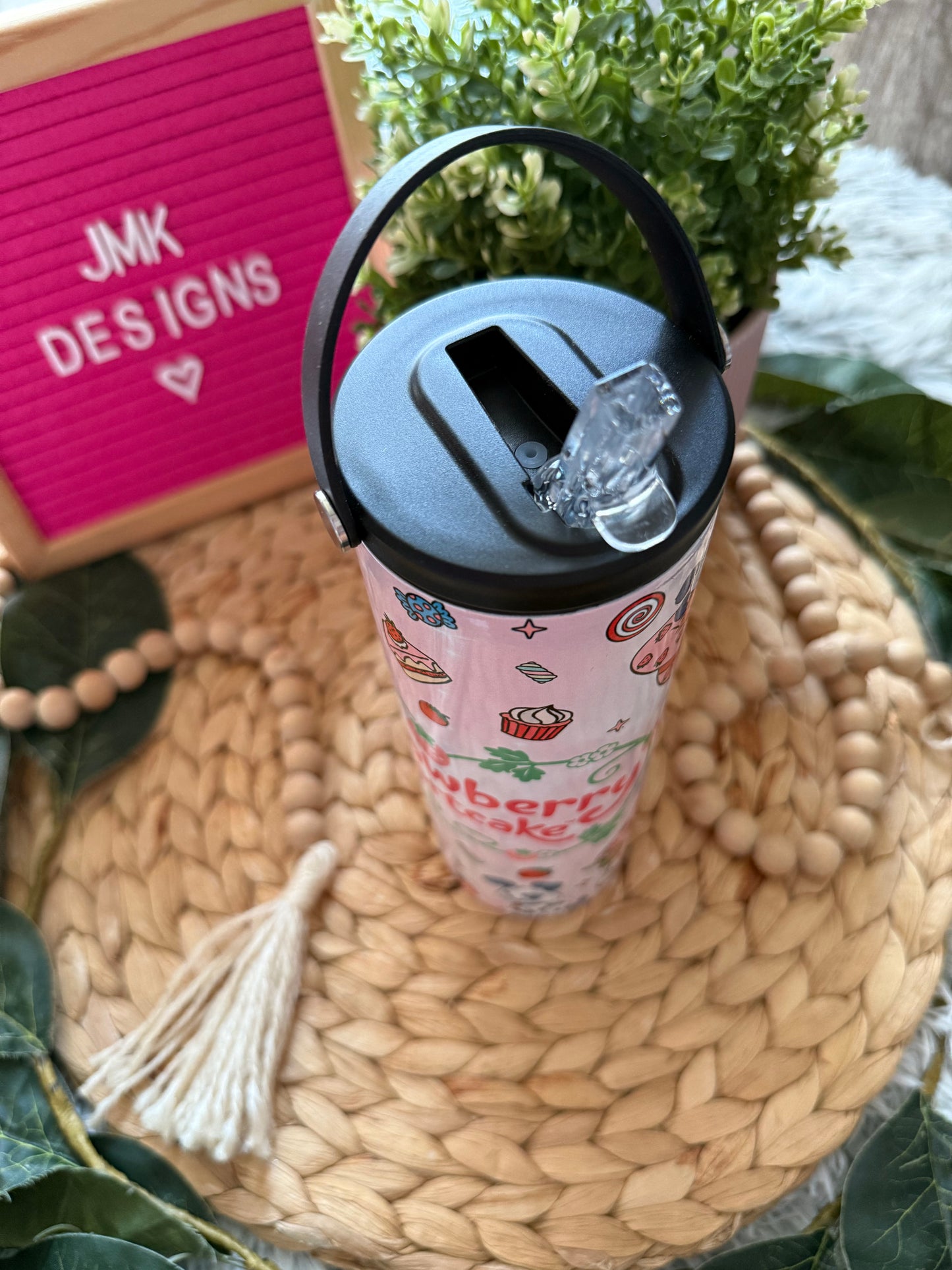 🍓 Sweet & Stylish! 🍓
Sip in style with this adorable Strawberry tumbler! Perfect for keeping your drinks cold (or hot!) while adding a pop of nostalgic charm to your day. 💕